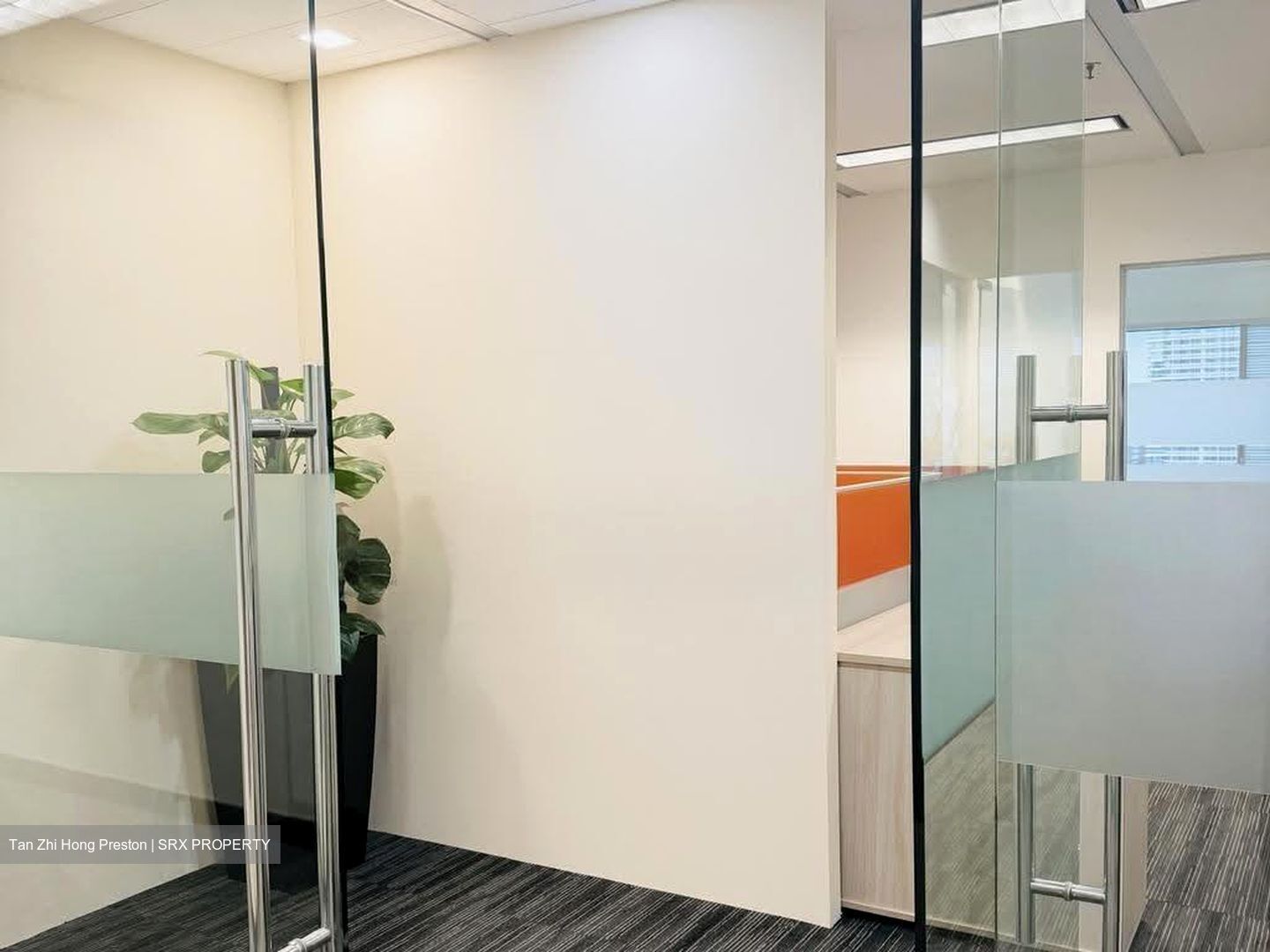 Gateway East (D7), Office #627359941